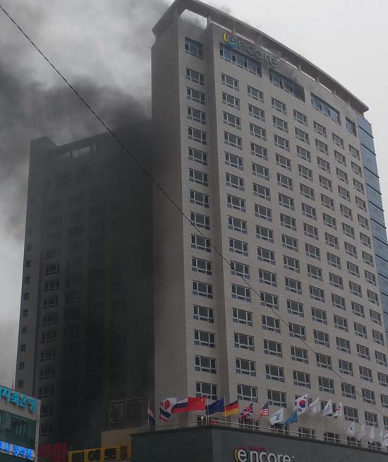 14일 오후 4시 56분께 충남 천안시 서북구 쌍용동의 한 호텔에서 큰불이 나 검은 연기가 하늘로 치솟고 있다. /뉴시스