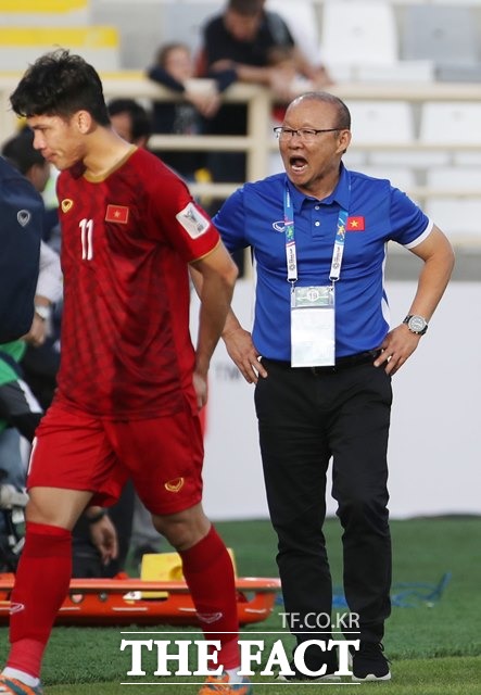 박항서 감독이 이끄는 베트남 축구 대표팀이 17일 예멘을 2-0으로 꺾고 조 3위를 확정, 16강 진출의 희망을 갖게 됐다. 사진은 이란과 2차전 장명./아부다비=뉴시스