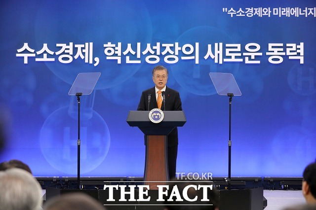 문재인 대통령이 17일 울산 남구 울산시청에서 열린 전국경제투어 수소경제와 미래에너지, 울산에서 시작됩니다 수소경제 전략보고회에 참석하여 인사말하고 있다. /뉴시스