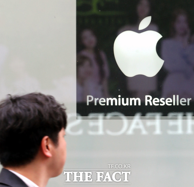 중국 내 아이폰 매출 부진으로, 아이폰을 조립하는 애플 최대 협력업체  폭스콘이 직원 5만명을 해고한 것으로 확인됐다. 사진은 서울 중구 명동 애플 전문 스토어 프리스비 앞으로 시민들이 지나다니고 있는 모습. /뉴시스