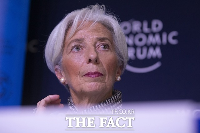 IMF는 21일(현지시간) 스위스 다보스포럼에서 발표한 세계 경제 전망(World Economic Outlook)을 통해 올해 세계 경제 성장률로 3.5%를 전망했다. 이는 석 달 전에 제시한 전망치보다 0.2%포인트 낮아진 수치다. /신화·뉴시스