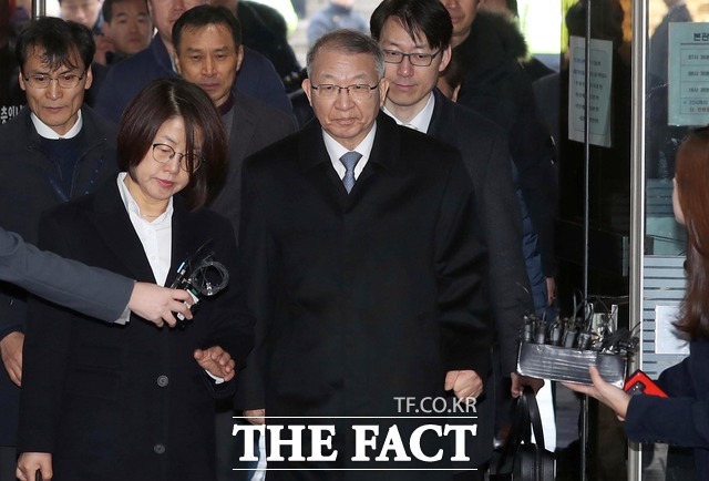 양 전 대법관은 지난 11일 첫 검찰 출석 때와 마찬가지로 검찰 포토라인을 지나쳤다. 양 전 대법관이 이날 두 주먹을 꽉 쥐고 법원 건물 안으로 들어선 모습. /뉴시스