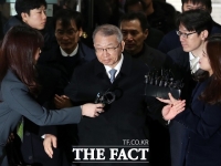  양승태, 法 영장실질심사 출석…취재진 밀어내며 답변 거부