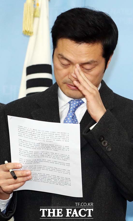 청와대 특별감찰반의 민간인 사찰 의혹을 제기한 김태우 전 특감반원이 기자회견 도중 압수수색에 대한 입장을 말하면서 눈을 닦고 있다. /뉴시스