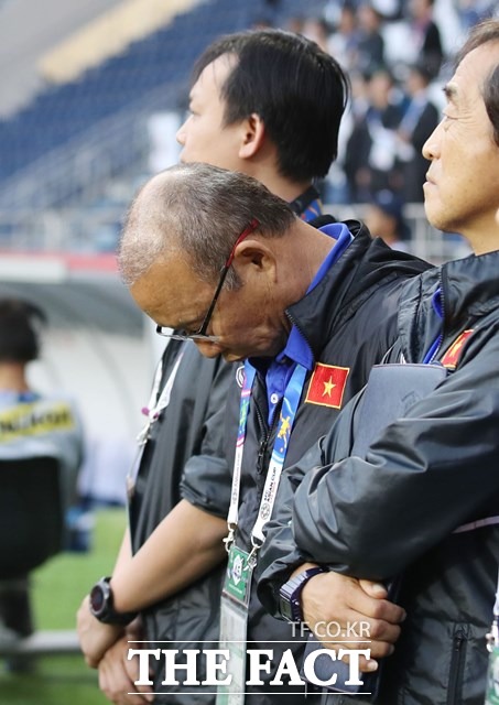 베트남대표팀을 이끌고 있는 박항서 감독이 24일 AFC 아시안컵 8강 일본전에서 0-1로 끌려가자 고심하고 있다./두바이=뉴시스