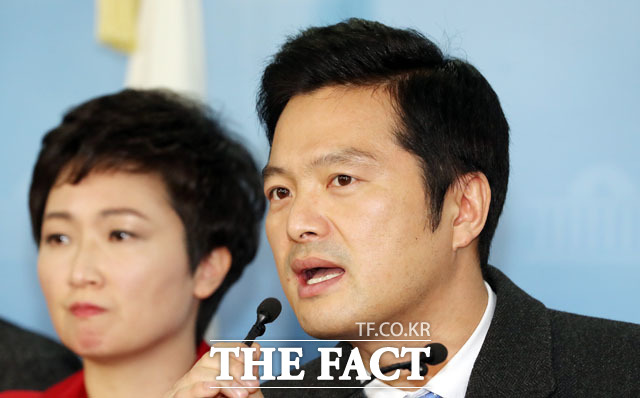 청와대 특별감찰반의 민간인 사찰 의혹을 제기한 김태우 전 수사관이 24일 국회 정론관에서 이언주 바른미래당 의원과 함께 공익제보자 보호 관련 기자회견을 열고 입장을 밝히고 있다. /뉴시스