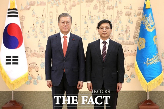 문재인 대통령이 24일 청와대 접견실에서 조해주 신임 중앙선거관리위원회 위원에게 임명장 수여를 마치고 기념 촬영을 하고 있다. /뉴시스