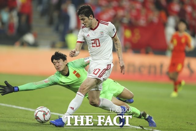 이란의 포워드 사르다르 아즈문(앞쪽)이 25일 열린 2019아시안컵 8강전에서 중국 골키퍼를 제치고 두 번째골을 넣고 있다./두바이=AP.뉴시스