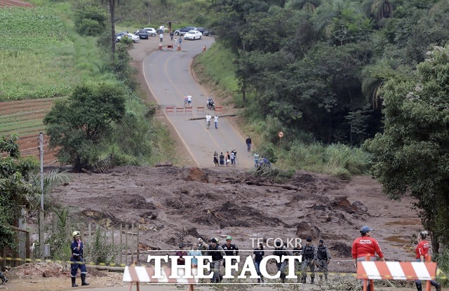 브라질 브루마디뉴 지역에서 지난 25일(현지시간) 광산 폐기물 저장 댐 붕괴 사고가 발생한 가운데, 사망자 수가 40명으로 증가했다. 브라질 경찰·소방대원 등이 26일 실종자 수색작업을 벌이는 모습. /브루마디뉴(브라질)=AP·뉴시스