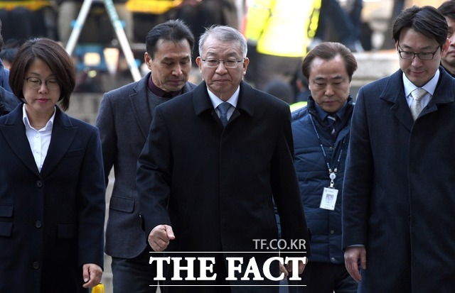 양승태 전 대법원장이 판사 출신 변호사를 추가로 선임하며 재판 준비에 열을 올리고 있다. 양 전 대법원장이 지난 23일 서울 서초구 서울중앙지방법원에서 열린 구속 전 피의자 심문(영장실질심사)에 변호인단과 함께 출석한 모습. /뉴시스