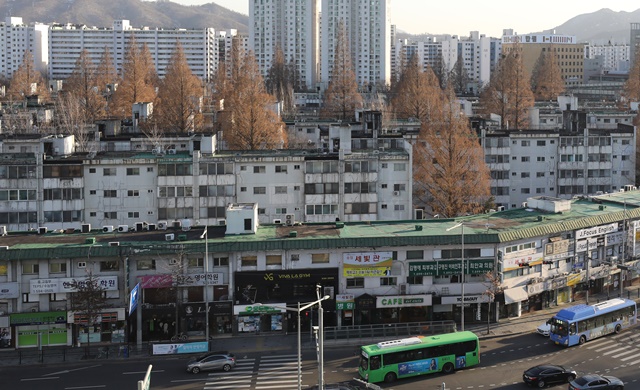 국토교통부는 28일 서울 강남권 등 5개 정비사업 조합 비리 107건을 적발하고 이 중 16건에 대해 수사의뢰했다. 사진은 서울 서초구 반포주공 1단지의 모습. /뉴시스