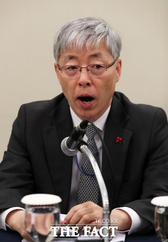 문재인 대통령은 29일 아세안으로 가라는 발언으로 논란을 빚은 김현철 청와대 경제보좌관의 사표를 수리했다. /뉴시스