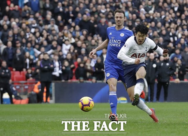 토트넘의 손흥민이 10일 오후(한국시간) 영국 런던의 웸블리 스타디움에서 열린 2018~19 잉글리시 프리미어리그(EPL) 26라운드 홈경기에서 레스터 시티 골문을 향해 왼발슛을 날리고 있다./웸블리-AP,뉴시스