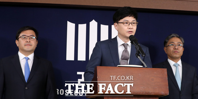 검찰은 양 전 대법원장을 47개 혐의로 구속기소했다. 한동훈 서울중앙지방검찰청 3차장검사가 11일 오후 서울 서초동 서울중앙지방검찰청 브리핑룸에서 사법농단 중간 수사결과를 발표하는 모습. /뉴시스