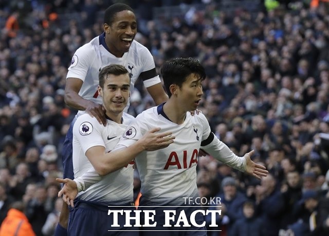 토트넘 손흥민이 10일 레스터 시티전에서 15호골을 성공시키 뒤 동료들의 축하를 받고 있다./웸블리=AP.뉴시스