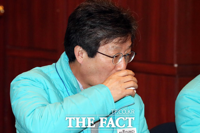 지난 8일 경기도 양평에서 열린 바른미래당 2019년 의원 연찬회에서 유승민 의원이 물을 마시고 있다. /뉴시스