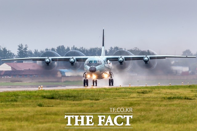 23일 오전 중국 군용기 1대가 한국방공식별구역(KADIZ)을 침범했다가 이탈했다. 중국 군용기가 울릉도와 독도 사이로 진입해 비행한 것은 이번이 처음이다. 사진은 이번에 KADIZ에 진입한 것으로 추정되는 Y-9 계열 전자정보 정찰기. /뉴시스DB