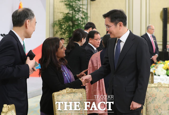 이재용 삼성전자 부회장은 지난 22일 나렌드라 모디 인도 총리를 위해 마련된 청와대 국빈 오찬에도 참석했다. 사진은 국빈 오찬에 앞서 스리프리야 란가나탄 주한인도대사와 대화하고 있는 이재용 부회장. /뉴시스