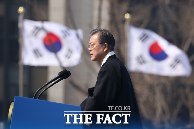 문재인 대통령이 1일 서울 광화문광장에서 열린 제100주년 3.1절 기념식에서 기념사를 하고 있다. /뉴시스