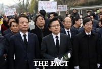  황교안, 봉하마을 찾아 노 전 대통령 참배…'통합 정신 되새겨'