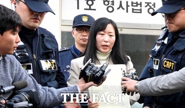 아버지를 살해한 혐의로 무기징역을 선고받고 19년째 복역하고 있는 김신혜 씨가 6일 오후 전남 해남군 광주지법에서 열린 재심 첫 재판에 참석했다./뉴시스