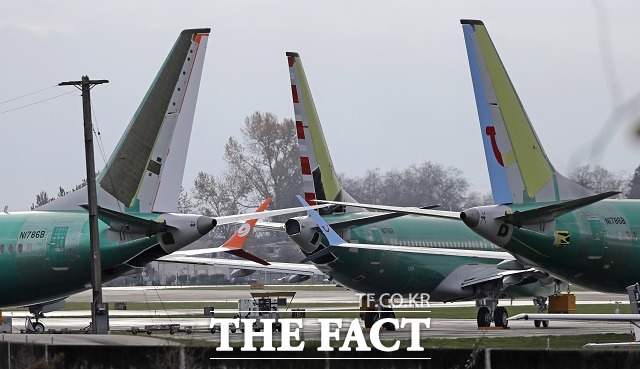 에티오피아 추락 여객기와 같은 보잉 737 맥스 등 최신형 인기기종 항공기들이 워싱턴주 렌턴 공항의 계류장에 모여있는 모습. 이번 항공기 참사로 이 기종의 안전도에 대한 새로운 문제가 제기되고 있다. /렌턴(미 워싱턴주)=AP.뉴시스