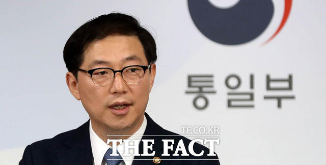 통일부는 개성공단과 금강산 관광 재개에 대해 환경조성을 하겠다고 말했다. 천해성 통일부 차관이 12일 정부서울청사에서 2019년 업무계획을 발표한 후 북한과 관련한 취재진의 질문에 답변하고 있다. /뉴시스