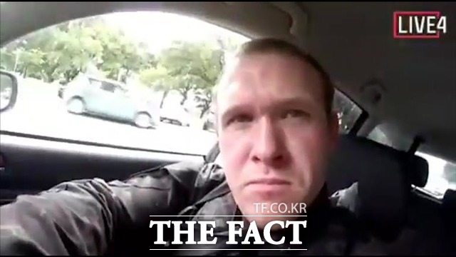 지난 15일(현지시간) 뉴질랜드 크라이스트처치 중심부의 모스크에서 총기 난사 사건이 발생한 가운데 용의자 브렌턴 태런트(28)로 추정되는 이가 범행 전 촬영한 영상. / 크라이스트처치(뉴질랜드)=AP/뉴시스