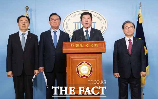 17일 오후 서울 여의도 국회 본청 정론관에서 더불어민주당 박재호 의원과 부산·울산·경남 단체장들이 동남권 관문공항 관련 기자회견을 하고 있다. 왼쪽부터 문승욱 경남경제부지사, 송철호 울산시장, 박재호 의원, 오거돈 부산시장. /뉴시스