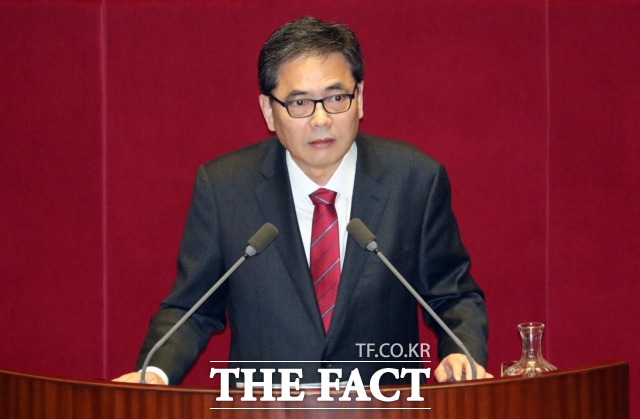 19일 곽상도 한국당 의원은 대정부질문에서 문재인 대통령 딸 문다혜 씨와 관련한 의혹을 제기했다. 이에 이낙연 총리는 위법사항이 있지 않는 한 사생활은 보호해야 한다고 밝혔다. /뉴시스
