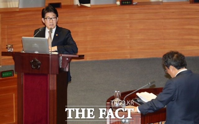 22일 한국당 의원들은 조명래 환경부 장관에 대한 대정부질문 자리에서 사퇴해야 한다, 자격이 없다며 야유를 보내기도 했다. /뉴시스