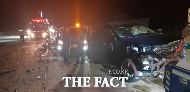 22일 오후 10시 19분쯤 충북 영동군 황간면 노근리 경부고속도로 서울 방면에서 3중 추돌 사고가 나 1명이 숨지고 2명이 다쳤다. /뉴시스