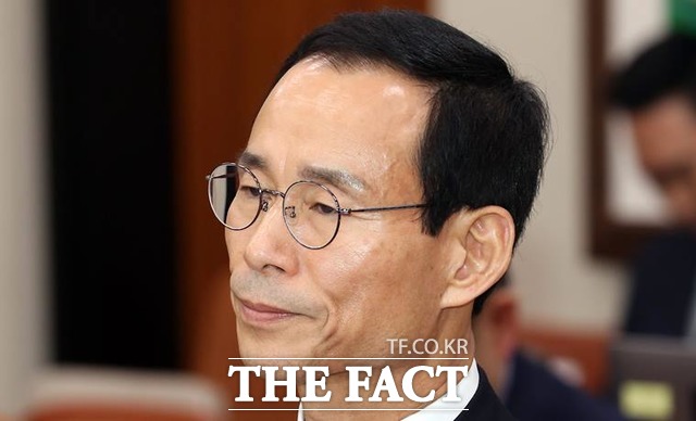 최정호 국토교통부 장관 후보자가 25일 오후 서울 여의도 국회 국토위 전체회의실에서 열린 인사청문회에 참석해 심각한 표정을 하고 있다. /뉴시스