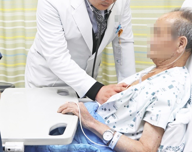 셀트리온이 비후성심근증 치료제 신약 개발에 본격적으로 뛰어들었다. 비후성심근증은 좌측 심실 벽이 두꺼워지는 심장 질환으로 아직까지 치료제가 없다. 사진은 한 병원 신속대응팀이 위험환자 상태를 점검하고 있는 모습이다. 사진은 기사의 특정 사실과 무관함. /뉴시스