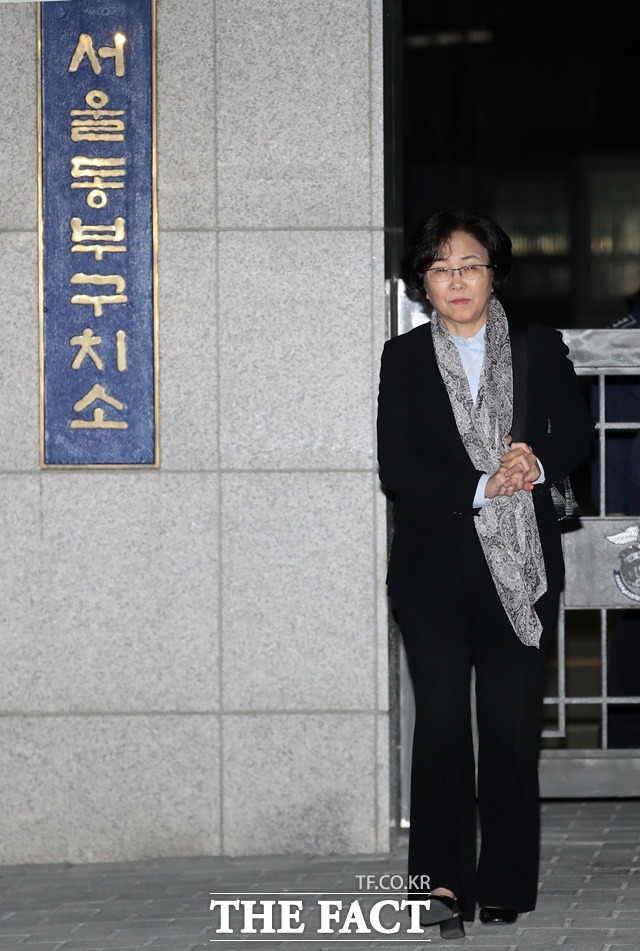 환경부 블랙리스트 의혹으로 검찰 수사를 받고 있는 김은경 전 환경부 장관이 26일 오전 구속영장이 기각돼 서울동부구치소를 나서고 있다. /뉴시스