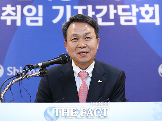 26일 서울 중구 태평로 신한은행 본점에서 진옥동 신한은행장의 취임 기자간담회가 열렸다. /뉴시스
