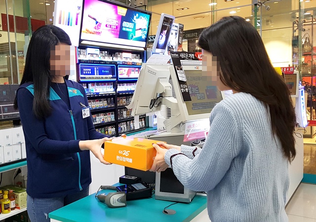 GS25는 전국에서 가장 저렴한 편의점 택배 서비스를 제공한다고 밝혔다. 한 손님이 GS25 택배 서비스를 이용하고 있다. / 뉴시스