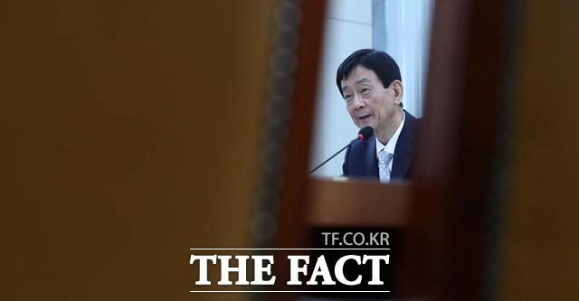 굳은 표정으로 답변하고 있는 진영 후보자. /뉴시스