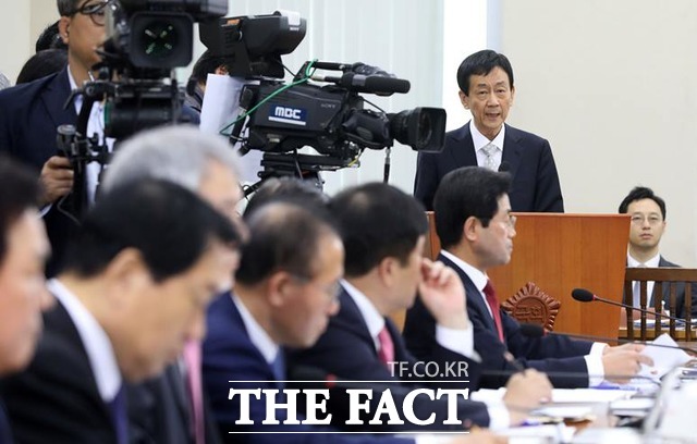 모두발언하고 있는 진영 후보자와 듣고 있는 야당 의원들. /뉴시스