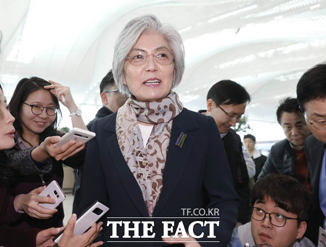 강경화 외교부 장관이 28일 마이크 폼페이오 미국 국무장관과 회담을 위해 인천국제공항을 통해 출국하며 취재진 질문에 답변하고 있다. /뉴시스