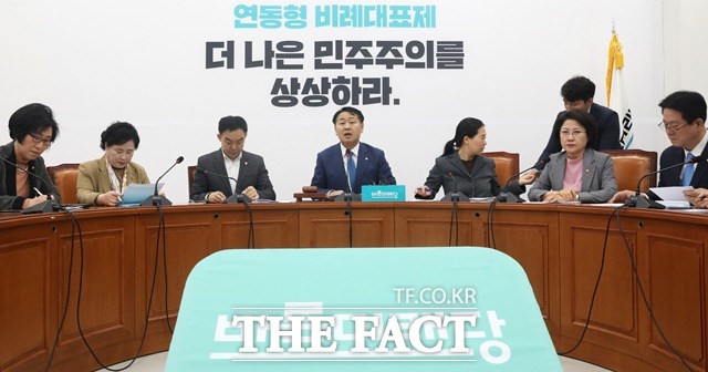 김관영 바른미래당 원내대표가 28일 오전 국회에서 열린 원내정책회의에 참석해 모두발언을 하고 있다. /뉴시스