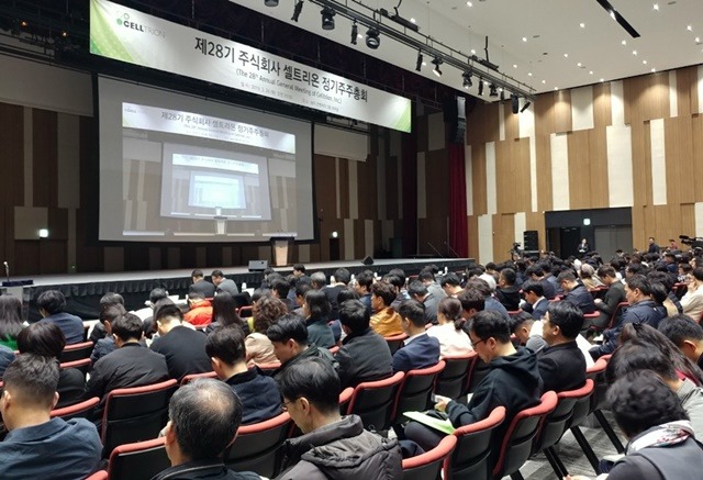 바이오시밀러를 주로 생산해오던 셀트리온이 화학합성(케미컬) 의약품 시장 공략을 본격화했다. 사진은 지난 3월 26일 오전 인천 연수구 송도컨벤시아에서 셀트리온 주주총회에서 참석자들이 총회 시작을 기다리고 있는 모습이다. / 뉴시스