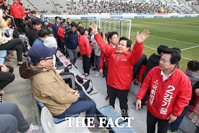 자유한국당 황교안 대표와 창원성산 강기윤 보궐선거 후보자를 비롯한 한국당 관계자들이 지난달 30일 오후 창원축구경기장에서 유세를 벌이고 있다. /뉴시스