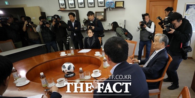 황교안 대표 등 자유한국당 관계자들의 축구장 불법 유세에 대해 프로축구연맹이 2일 경남FC에 제재금 2000만 원 부과 징계를 결정했다. 4·3 창원성산 국회의원 보궐선거 투표일 하루 전 내려진 해당 결정이 보선에 어떤 영향을 끼칠지 주목된다. /뉴시스