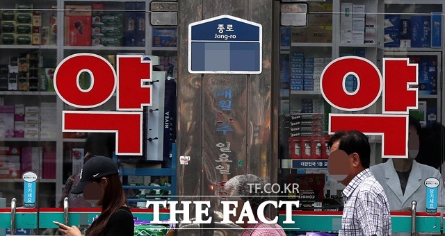 까스활명수, 물파스 등 주요 일반의약품 가격이 인상됐다. 서울 종로구 약국거리에서 시민이 약국을 지나고 있는 모습. 사진은 기사의 특정 사실과 무관함. /뉴시스