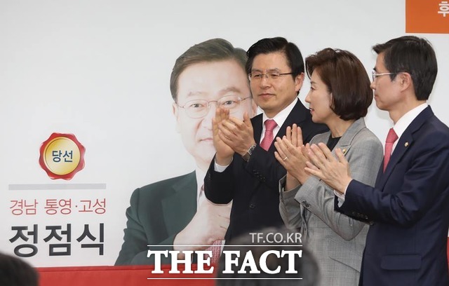 자유한국당 황교안 대표와 나경원 원내대표, 조경태 최고위원이 3일 오후 서울 영등포구 자유한국당 당사에서 4.3보궐선거에서 경남 통영고성에서 당선된 정점식 후보의 사진 옆에 당선 스티커를 붙이고 박수를 치고 있다. /뉴시스