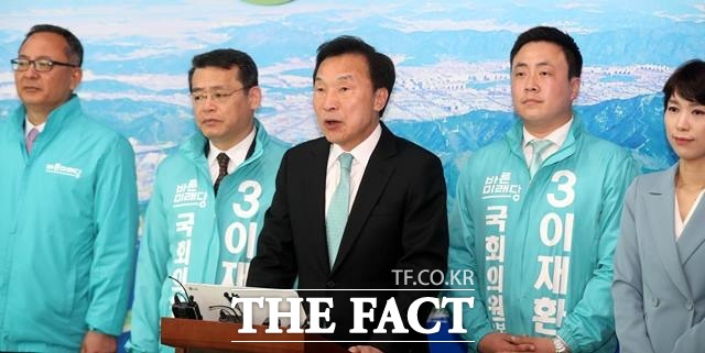 손학규 대표는 이번 4.3 보궐선거에서 참담한 성적을 거두면서 다시 한번 정치적 시련을 맞이하게 됐다. 2일 경남 창원시청에서 이재환(오른쪽 두번째) 후보와 함께 기자회견하는 손 대표. /뉴시스