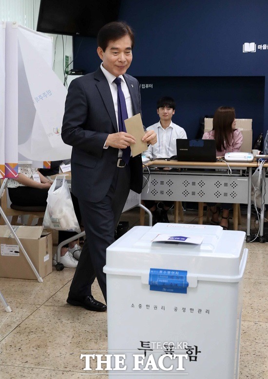 청와대는 8일 청와대는 경호처 공무직 직원이 주영훈(사진) 청와대 경호처장 관사에서 가사도우미 일을 해왔다는 보도와 관련해 사실이 아니다고 밝혔다. /뉴시스