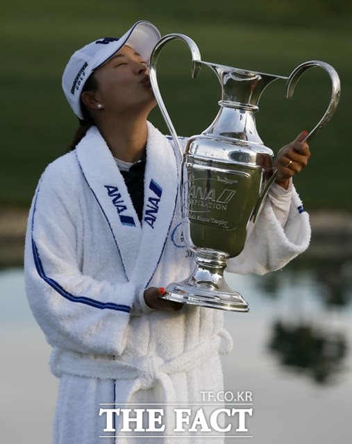 고진영이 8일 미국여자프로골프(LPGA) 투어 시즌 첫 메이저 대회인 ANA 인스퍼레이션대회에서 우승을 차지한 뒤 우승컵에 입을 맞추고 있다./랜초 미라지(미 캘리포니아주)=AP.뉴시스