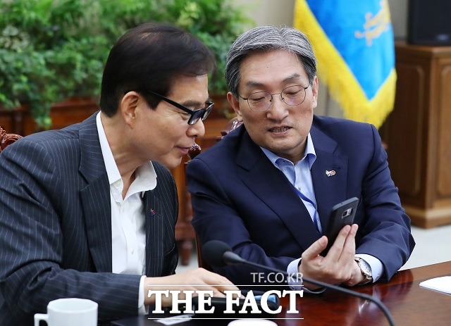 청와대는 9일 주영훈(사진 왼쪽) 청와대 경호처장이 경호처 시설관리 담당 계약직 직원에게 관사 가사 업무를 시켰다는 언론 보도에 대해 사실무근이라고 재차 일축했다. 노영민(사진 오른쪽) 대통령 비서실장은 전날 민정수석실에서 관련 사실을 조사, 확인하라고 지시했다. /뉴시스